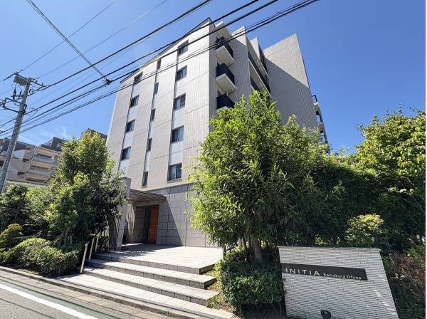 エントランスの重厚なデザインに植栽が柔らかさを添えます