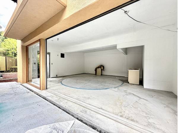 愛車をスマートに誘導するターンテーブルを新設