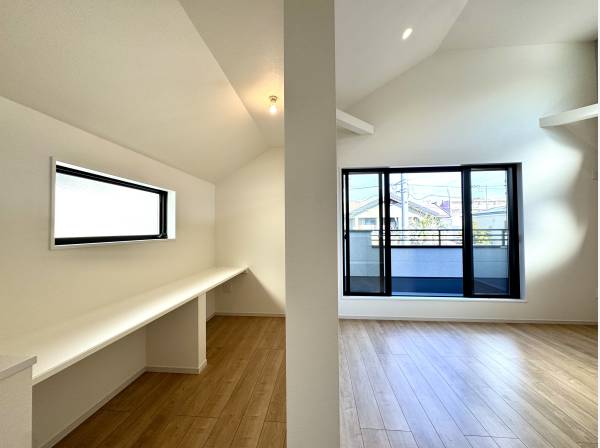 リビング隣に広々とした書斎があります