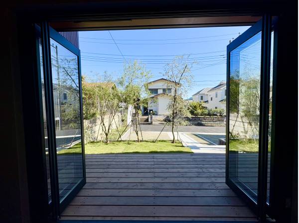 リビングからウッドデッキに行き来することが可能です