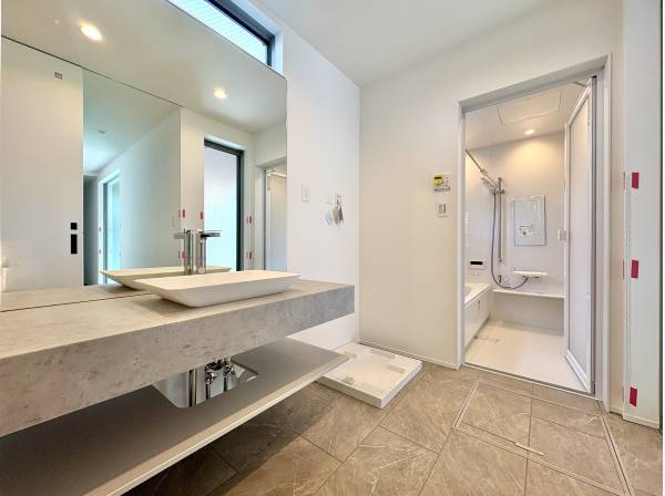 パウダールームもゆとりの空間。造作洗面化粧台