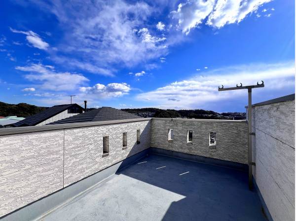 ルーフバルコニーはチェアを置いてプライベートタイムを満喫できそう