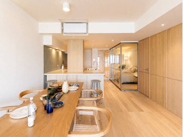 木の温もりに包まれた、静謐で上質な住空間。