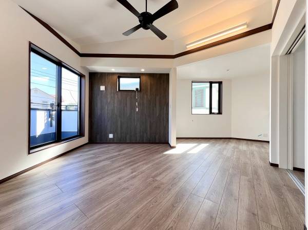 アクセントクロスやシーリングファンがモダンな印象のリビング