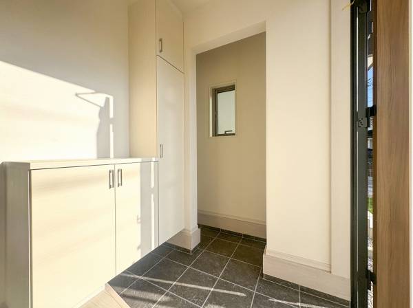 いつも綺麗な状態を保てそうな収納豊富な玄関スペース