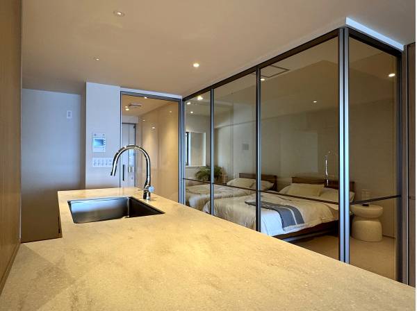 ガラス越しに緩やかにつながるベッドルーム。静寂と開放が共存空間。