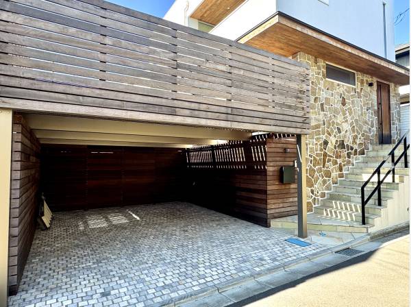 カースペース上部をデッキテラスにする大胆な設計