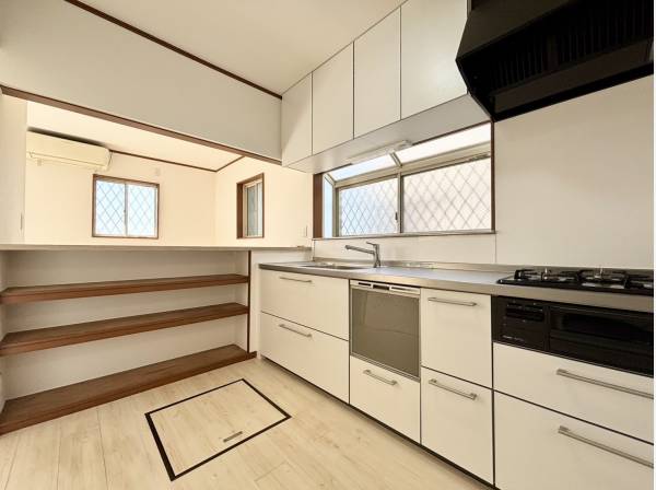 収納豊富なキッチンスペース