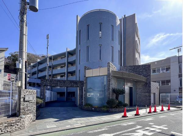 海と山に囲まれた自然豊かな環境に佇みます