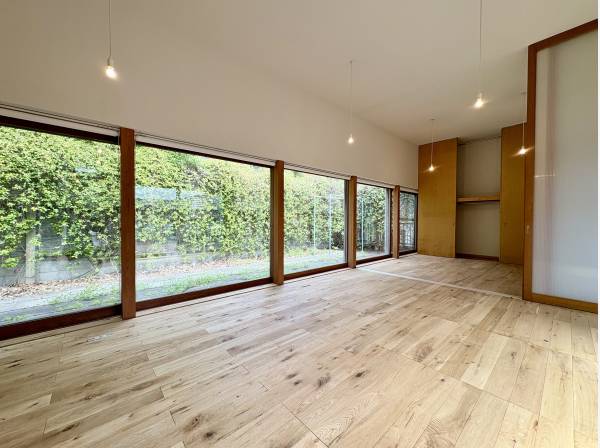 庭を眺めるLDは全面ガラスとなっています