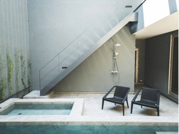 お庭から2階へも上がれます