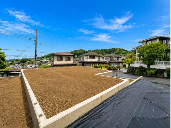 高台ならではの開放感と陽当たり。伸びやかな暮らしが叶う立地。