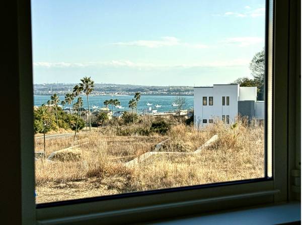 未だ前面棟が無い為海が見え、海の近さを感じさせてくれます（約750ｍ）