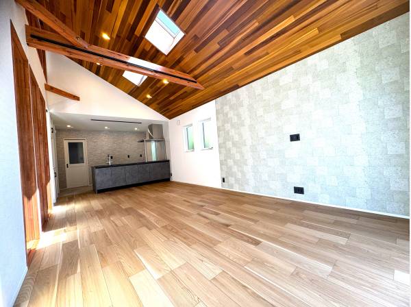 トップライトからやさしい光が降り注ぐこだわりの住空間を演出。