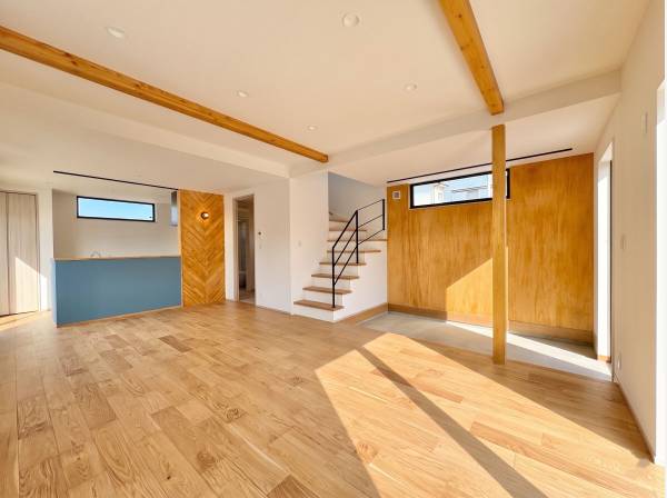 窓からの日差しがリビングまで届きオープンな空間を生み出すLDK