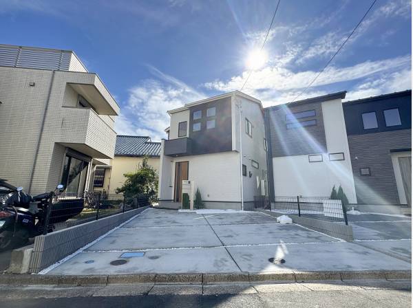 並列2台分のカースペースと自転車やバイクも置いておけそうです