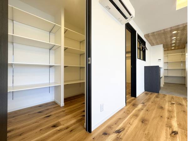 ファミリークローゼットのような使い方が出来そうな納戸は奥行きたっぷり