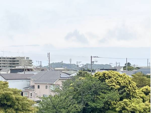 ルーフバルコニーからは江ノ島を望みます。