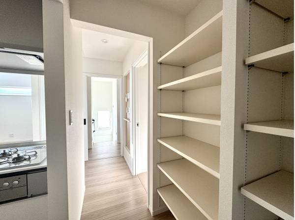 キッチン裏手にパントリーを完備