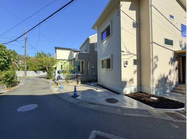 外壁は高耐久サイディング材、屋根は15年保証の鋼板葺きを使用。
