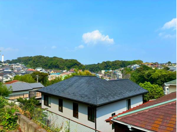 青空と自然の緑のコントラストが美しいですね
