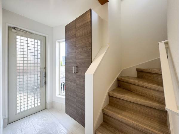 すりガラスの玄関扉やスリット窓でさらに明るい印象の玄関