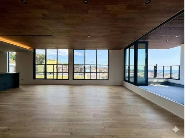 大きな窓に囲まれているLDK！