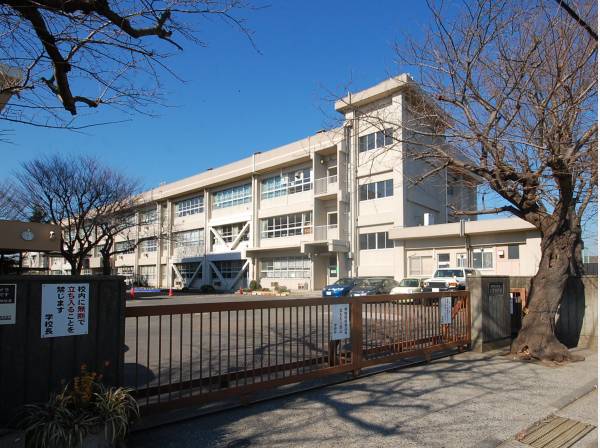長井小学校まで徒歩10分（約650ｍ）