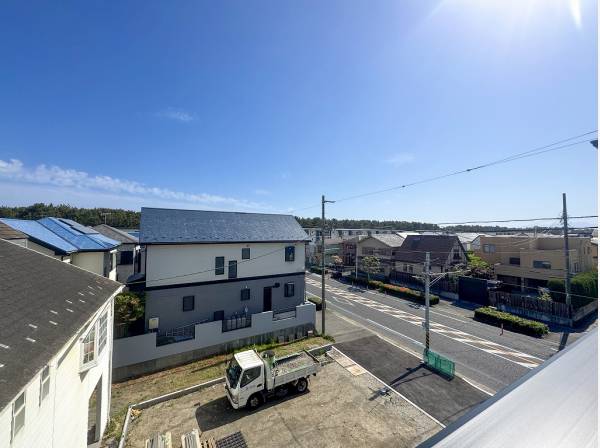 バルコニーからは遮る建物のない開放的な景色を堪能