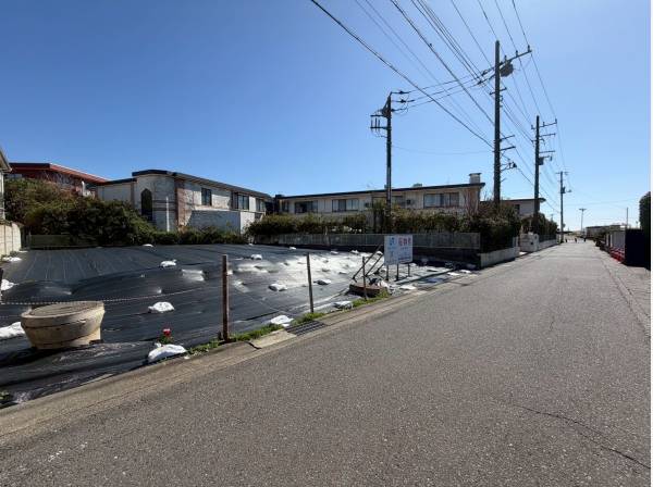 面した通りは約4.48mとゆとりがございますのでお車も安心