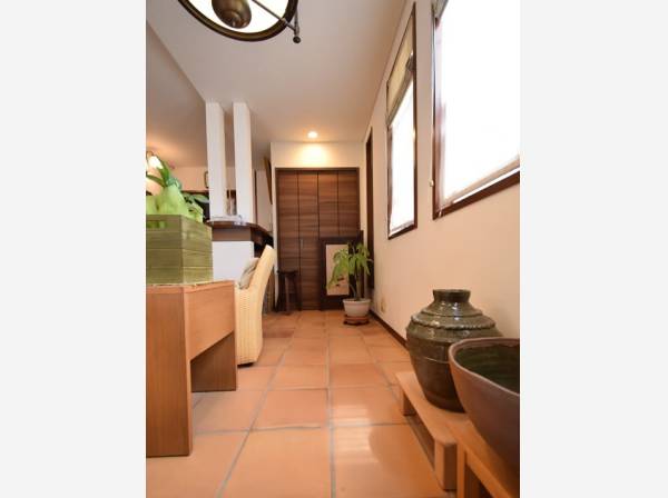 テラコッタの敷かれた光纏うインナーテラス