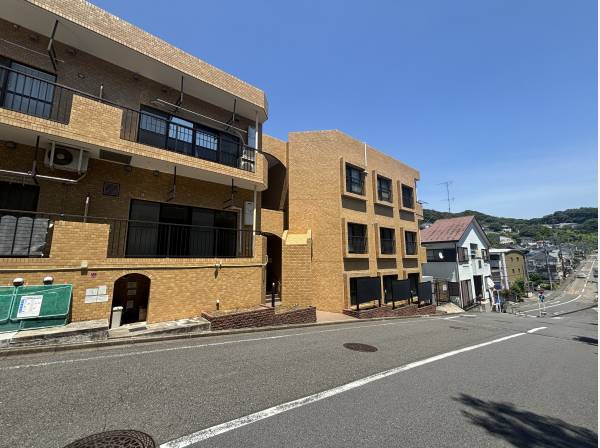 高台に位置するかわいらしい外観