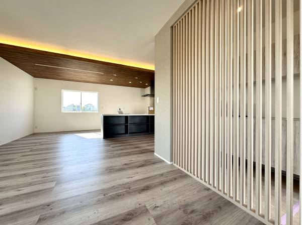 格子がアクセントにデザインと開放感を演出