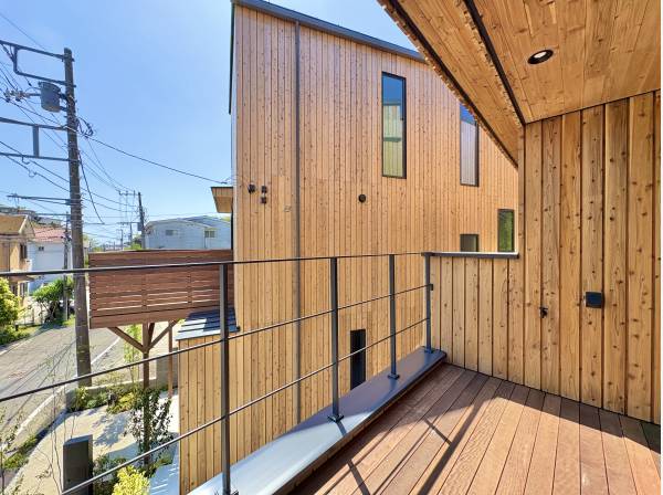 バルコニーには、気持ちの良い陽光が差し、湘南の風が吹きます