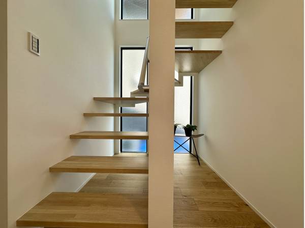 スケルトン階段により、室内に暖かい光が差し込みます