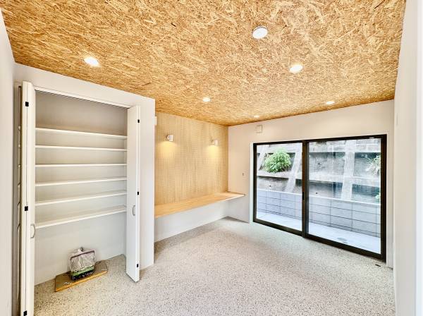 外から出入りできる大きな窓があるので、お客様を招くのには丁度いいです！