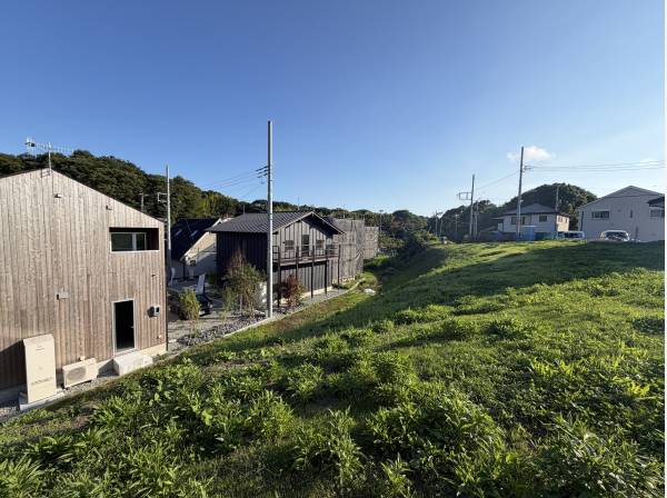建物の北側に広がる約82坪の広大な芝生！多目的に楽しめます