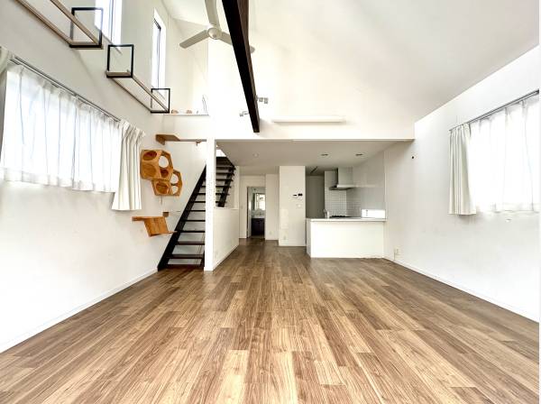 窓が多く明るく開放的な空間のリビングです。