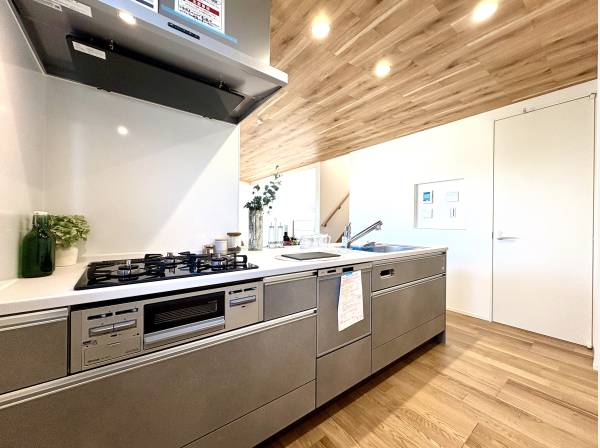 対面式システムキッチンは食洗機と浄水器付き