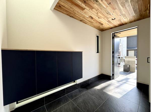 広々とした玄関ホールはベビーカーやゴルフバッグなどもOK