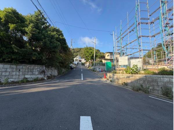 付近には閑静な住宅街を彩る四季折々の自然