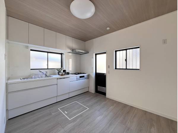 清潔感あふれるホワイトのシステムキッチンに交換済み