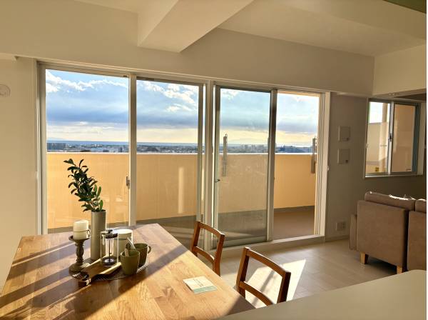 陽光溢れるダイニング。食事中も景色を楽しめる贅沢。