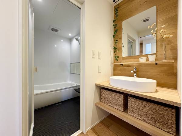 パウダールーム・バスルームの水回りも新調済みです