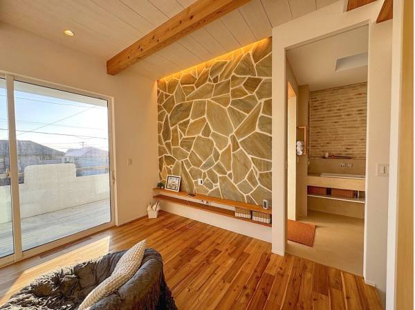 リビングの天然石をあしらったデザインウォール