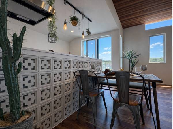 光と緑を感じながら過ごす、上質なダイニングスペース。