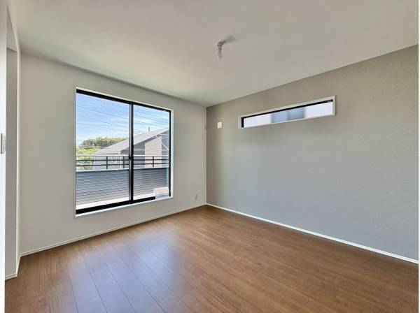 アクセントクロスが映える明るい洋室