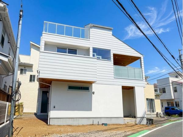 見上げる角度にあしらわれたウッドのアクセントが温もりを添えています