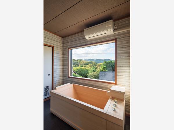 天然温泉に癒され、檜風呂に浸かる贅沢