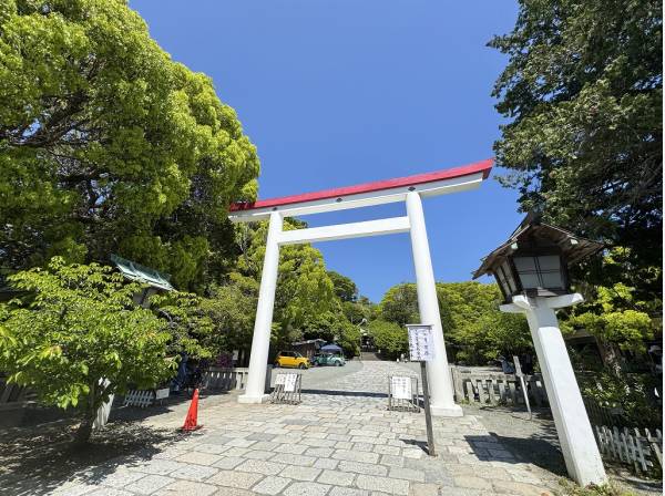 「鎌倉宮」護良親王（もりながしんのう）を祭る神社。徒歩1分。約80m。